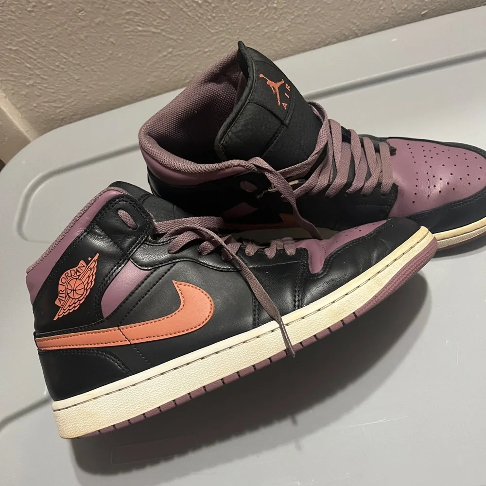 Jordan Sneakers Black and‎ Purple